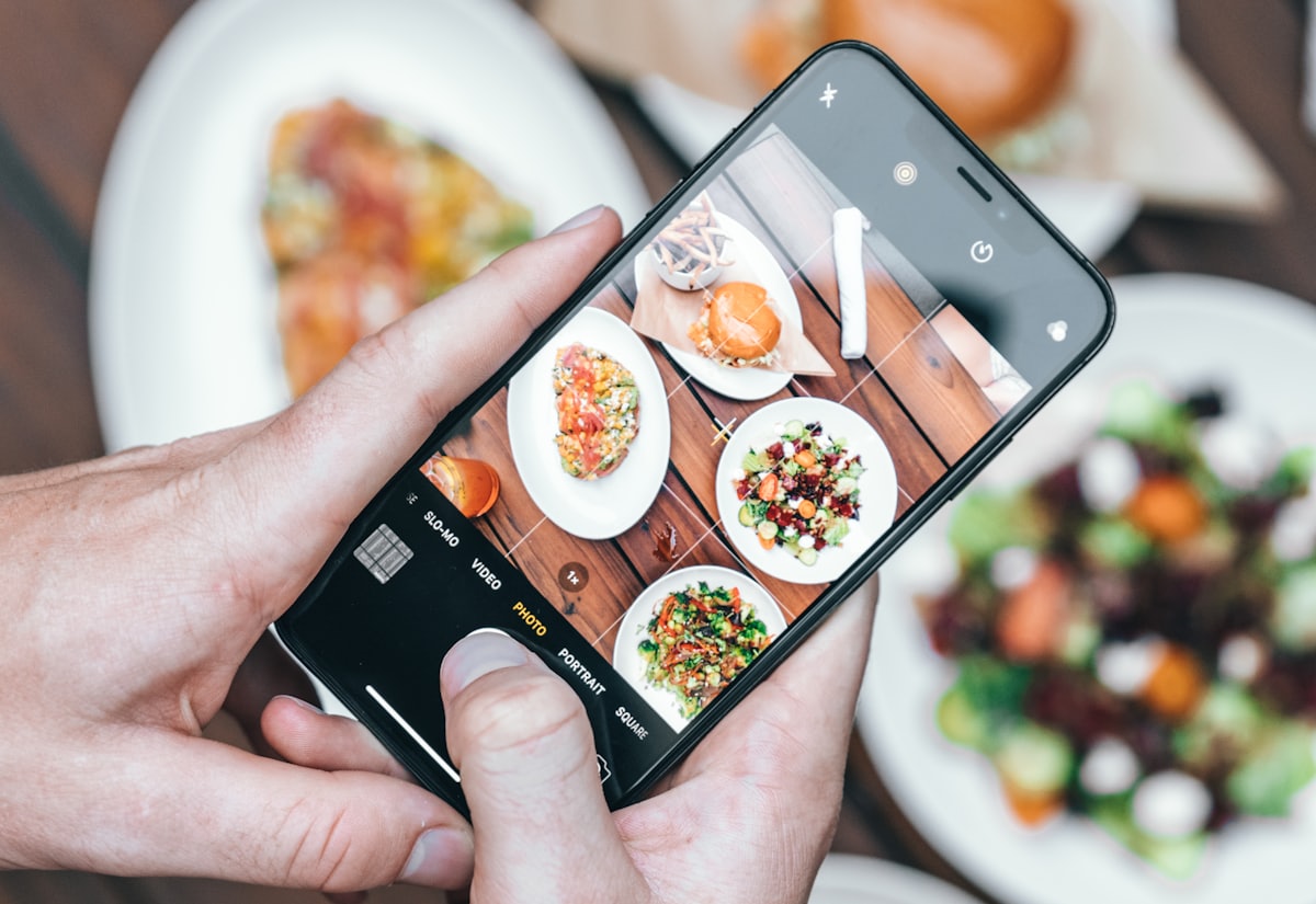 スマホで料理を撮影している飲食店のテーブル